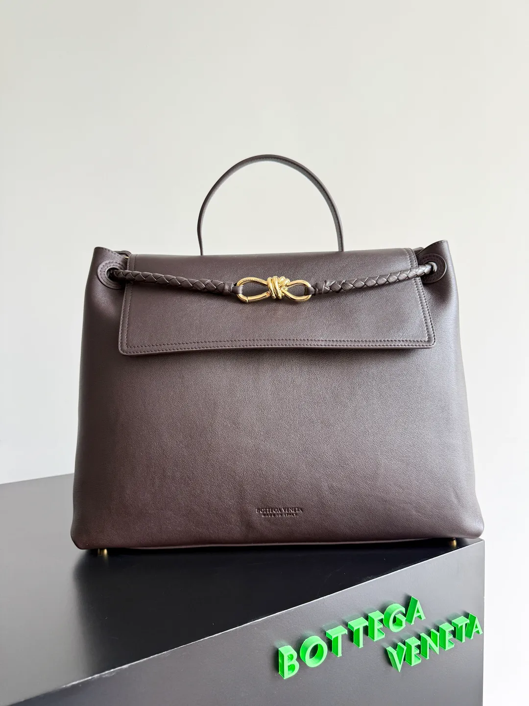 Batch 3160 BottegaVeneta Latest Ciao Ciao Bag Silky cowhide two-way flap handbag with signature twist detail, hidden hook closure, flap can be fastened to the front or attached to the INTRECCIATO woven internal pocket, comes with an adjustable and removable crossbody strap, internal compartment, and also features a zippered pocket. The surprise flap has various shapes. Style 1 - Cover the bag surface, exposing the knot and knot decoration. Style 2 - Place the flap inside the bag. A buckle is also designed. Style 3 - The U-shaped position of the top handle in the hand bag. Style No.: 826195 Size: 42*32*15cm